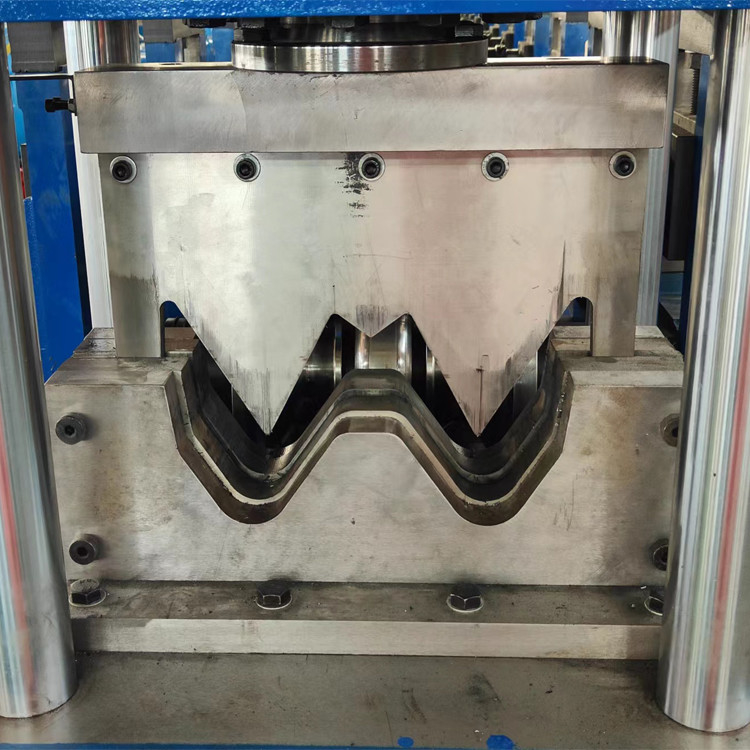 GI Materials Highway Guardrail Roll Forming Machine With 380V 50Hz Power Supply And 350Mpa Yield Strength
